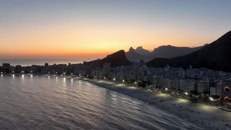 horizonte de la puesta del sol en la playa de copacabana en río de janeiro, brasil
