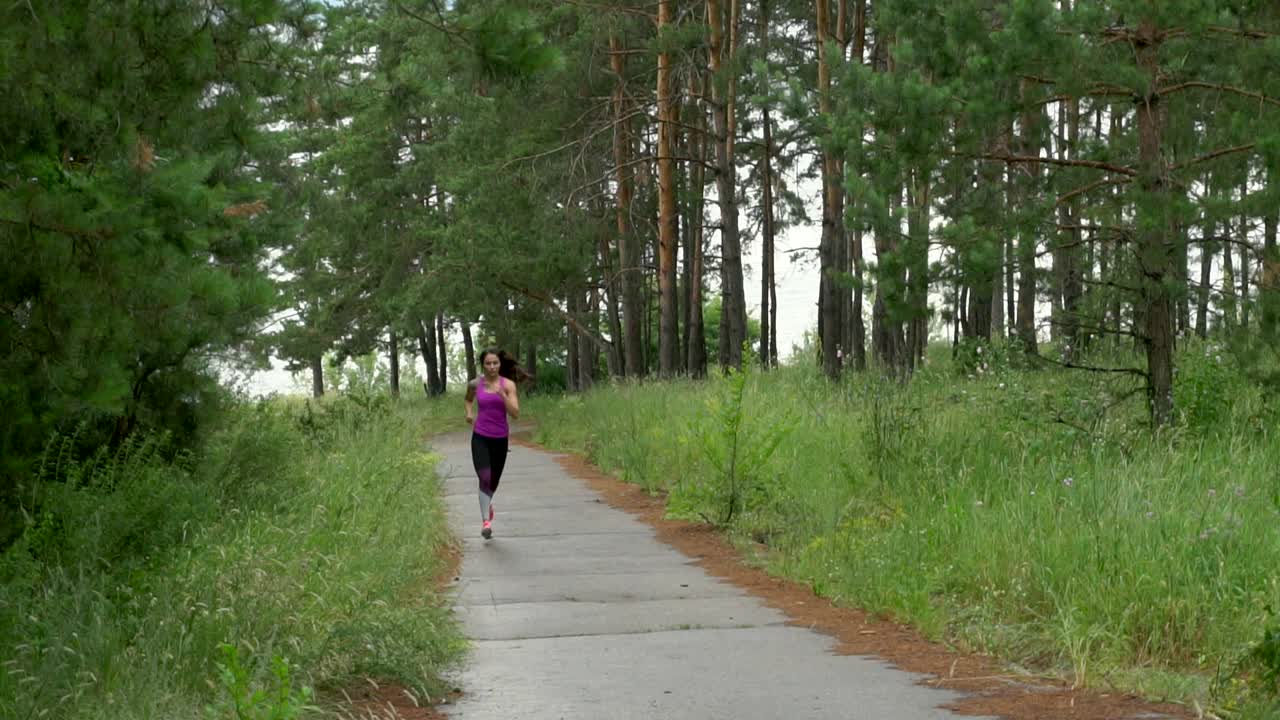Donna che corre nella foresta