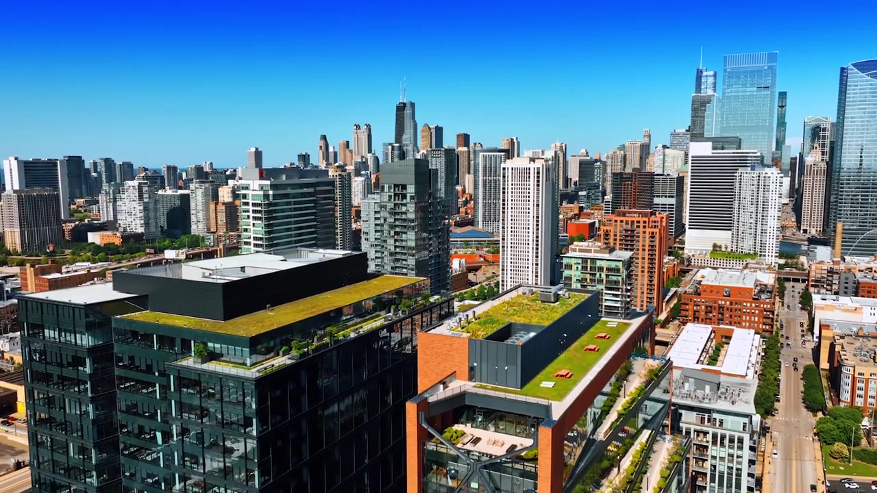 Edifícios modernos de design incrível com vegetação nos telhados e fachadas. Arquitetura deslumbrante de Chicago vista de cima.