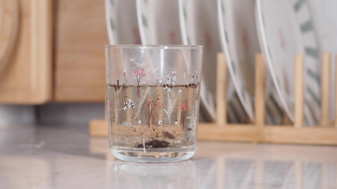 Tè sfuso in infusione in una tazza di vetro decorativa