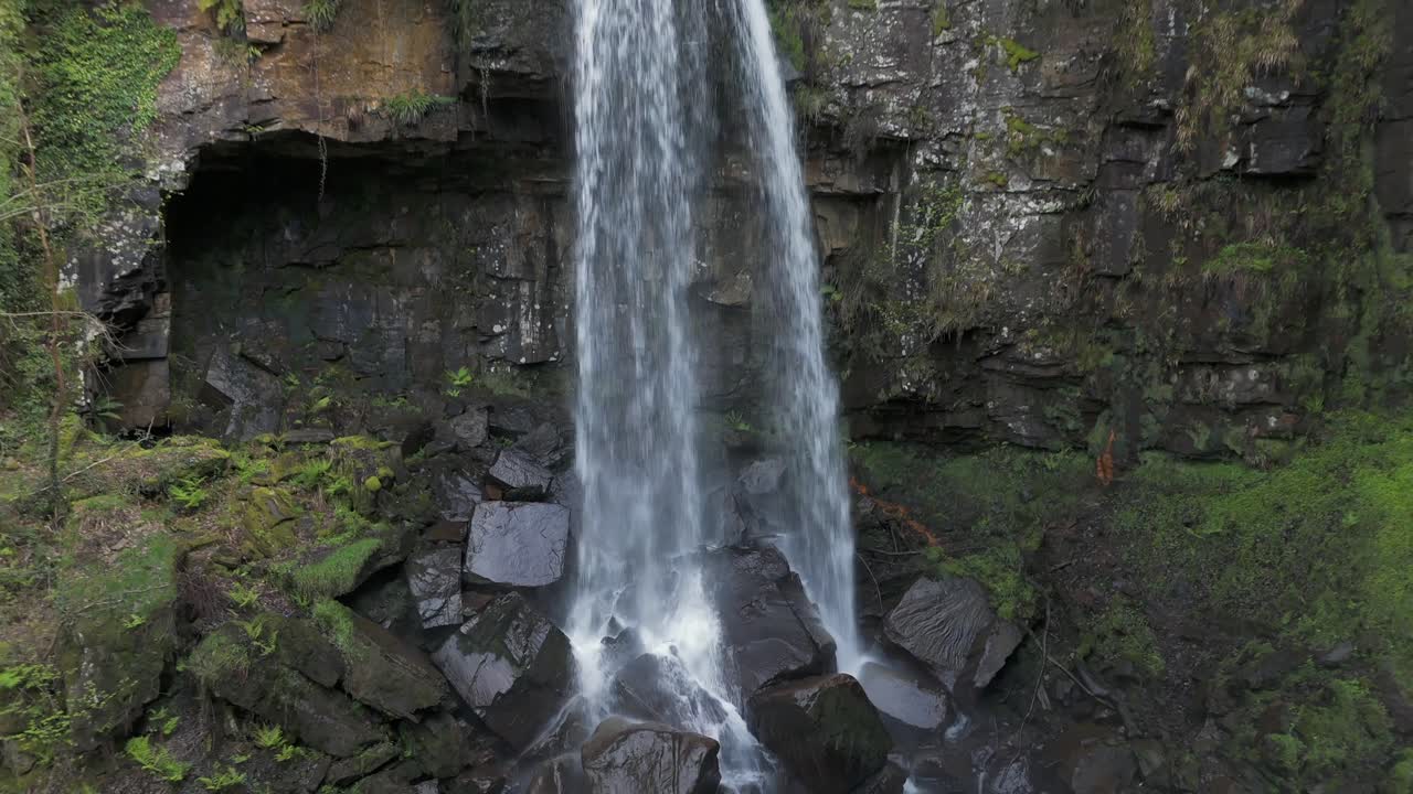 Et luftfoto av Melinclourt-fossen på en overskyet dag, Neath Port Talbot, Sør-Wales
