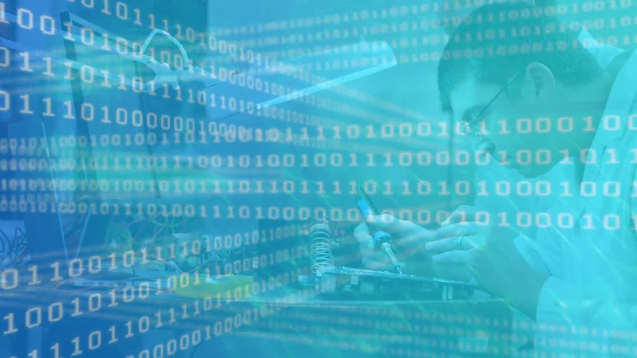 animación de código binario sobre ingeniero caucásico que trabaja con tecnología