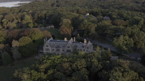 Schöner-Sonnenuntergang-über-Herrenhaus-In-Ländlicher-Umgebung