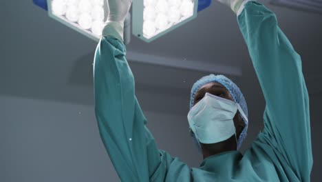 Afroamerikanische-Ärztin-Mit-Gesichtsmaske-Im-Operationssaal-Des-Krankenhauses,-Zeitlupe