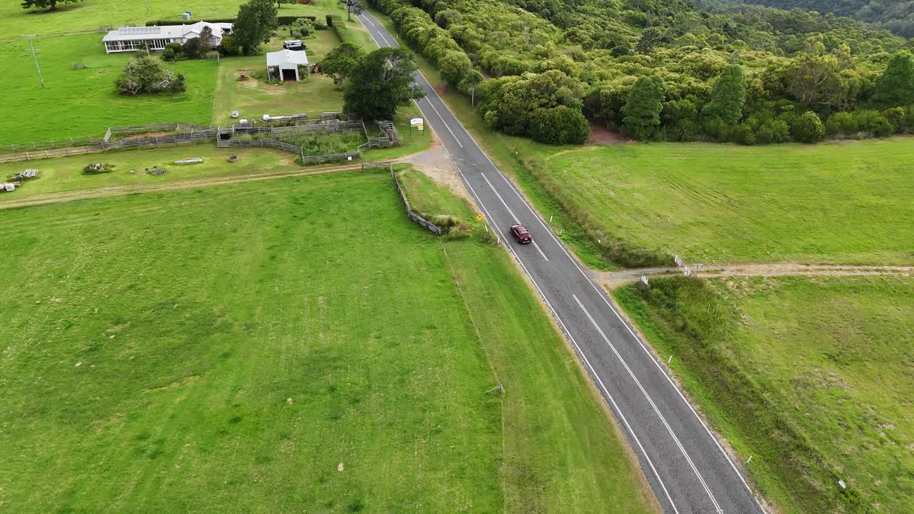 시골 도로 와 농장 소유물 의 공중 사진
