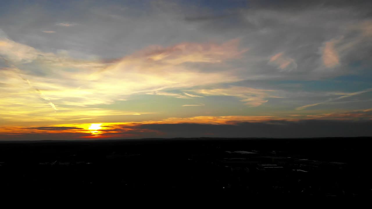 베를린 브란덴부르크 주변의 해가 지는 아름다운 하늘의 드론 영상