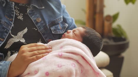 Toma-Estática-De-Una-Madre-Sosteniendo-A-Su-Bebé-Recién-Nacido