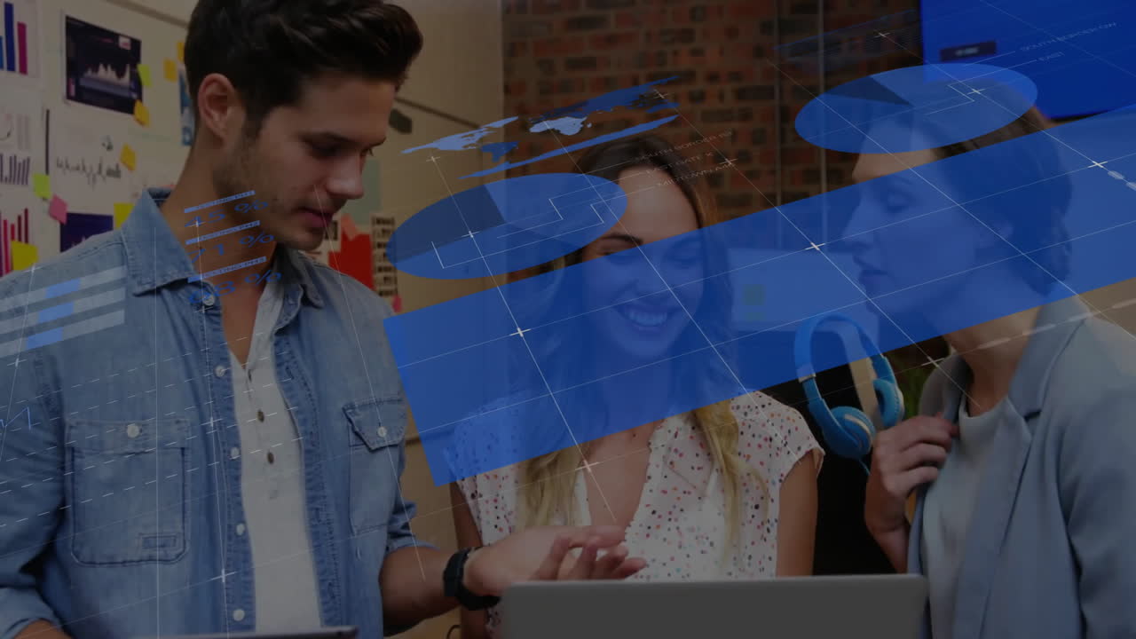 animación del procesamiento de datos financieros sobre diversas personas de negocios en la oficina