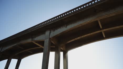 los rayos del sol detrás de un viejo puente costero de california