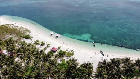 菲律賓巴拉旺 (palawan) 的巴拉巴克 (balabac) 有一個偏遠的海灘和船隻,