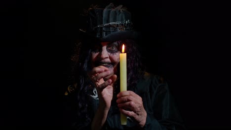 mujer madura espeluznante abuela con halloween elegante maquillaje de bruja haciendo rituales mágicos vudú