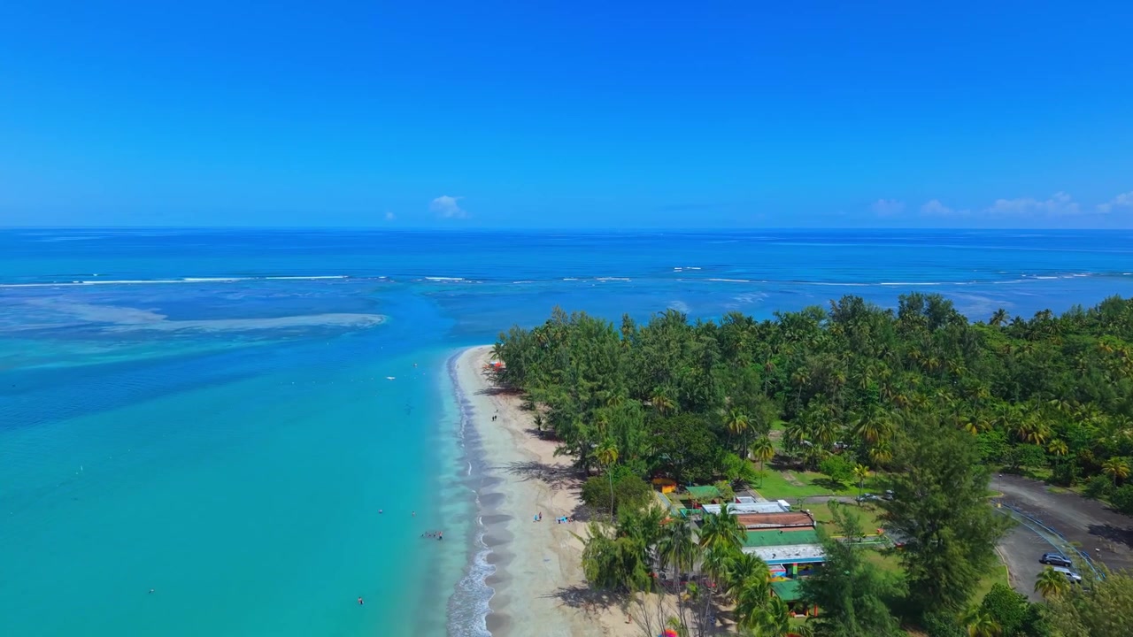 Tracciamento con drone a bassa quota lungo il bordo dell'onda oceanica a Luquillo Beach