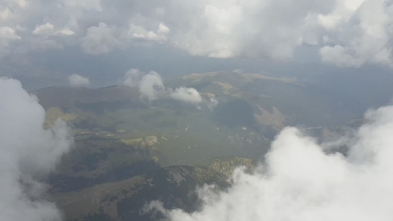 nubes en movimiento sobre la carretera de montaña de gran altitud