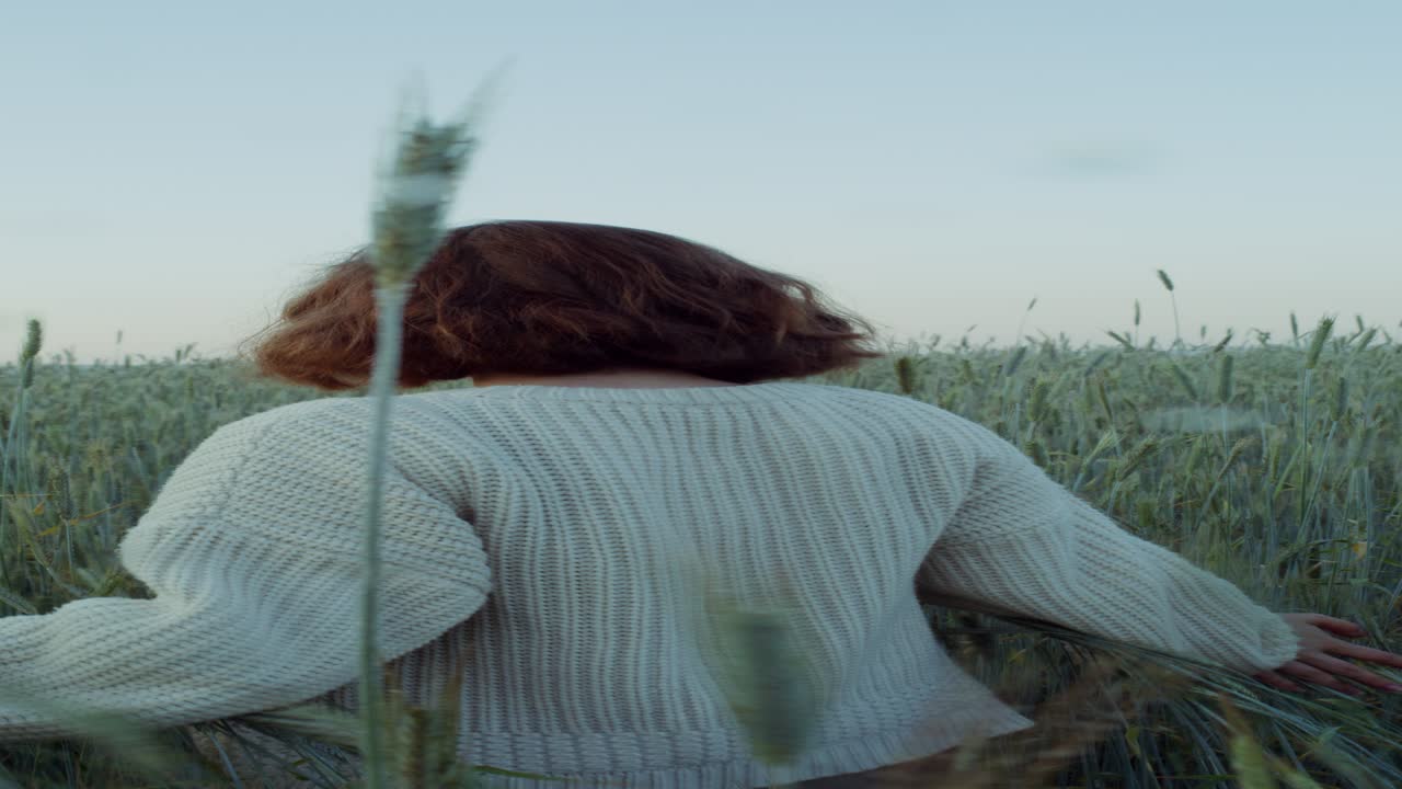 밀 을 가로질러 고 있는 여자