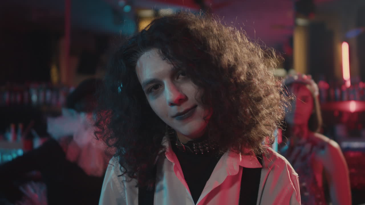 una vista de cerca de un joven mirando a la cámara.