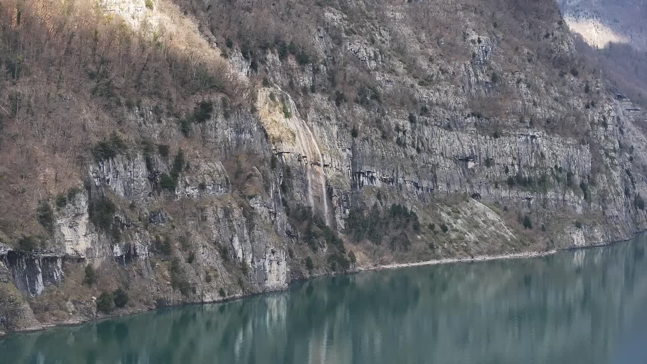 스위스 텐의 평온한 아름다움, 새의 시야에서, 이 놀라운 드론 영상으로, 산을 통해 빛이 반사되고, 발렌세 강의 조용한 물에서 반사됩니다.