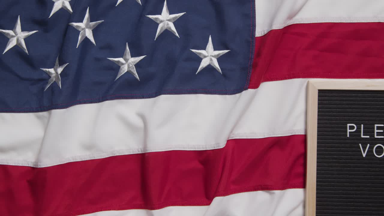 표지판을 읽고 투표해 주세요 미국 스타 앤 스트라이프  ⁇ 발에 누워서 미국 선거 2024 1