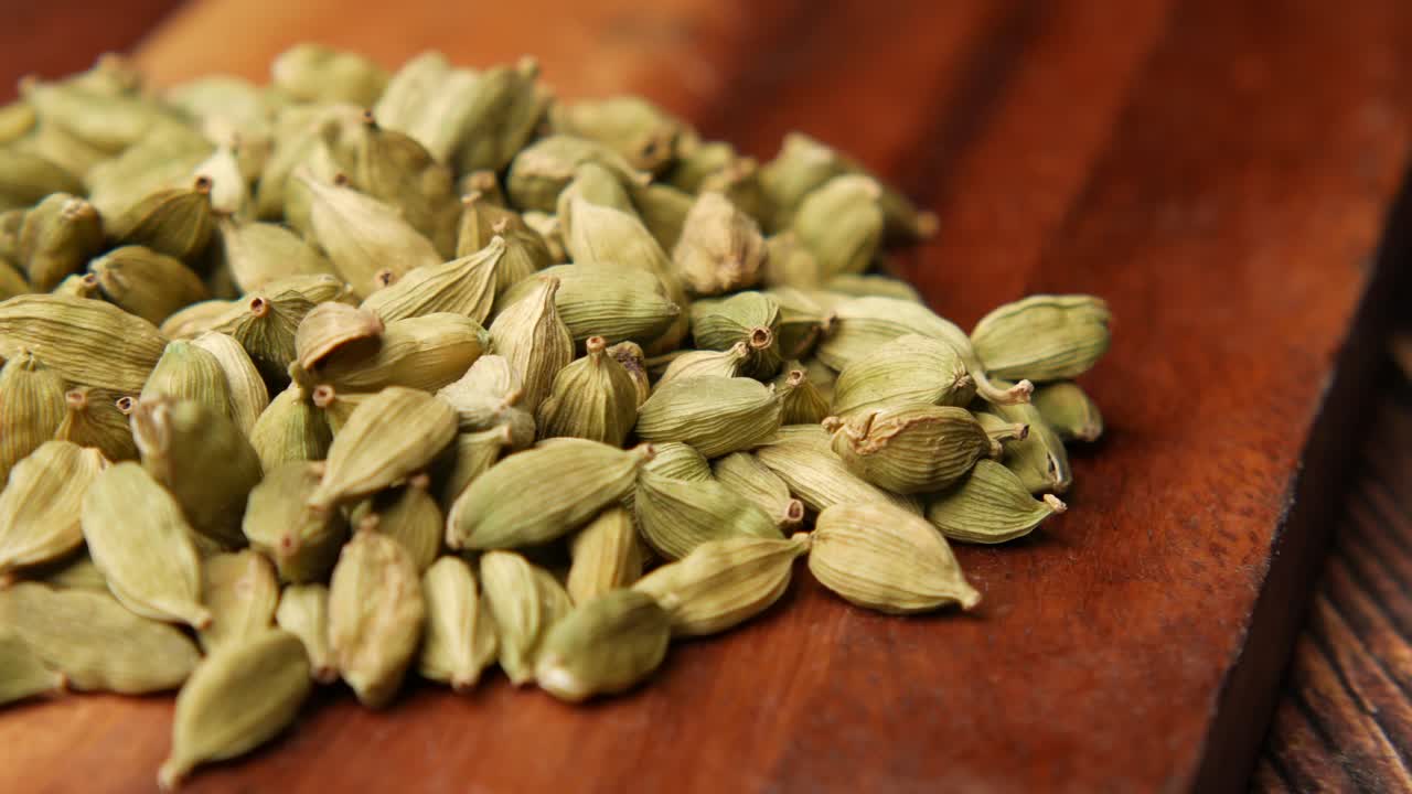 una pila de vainas de cardamomo secas