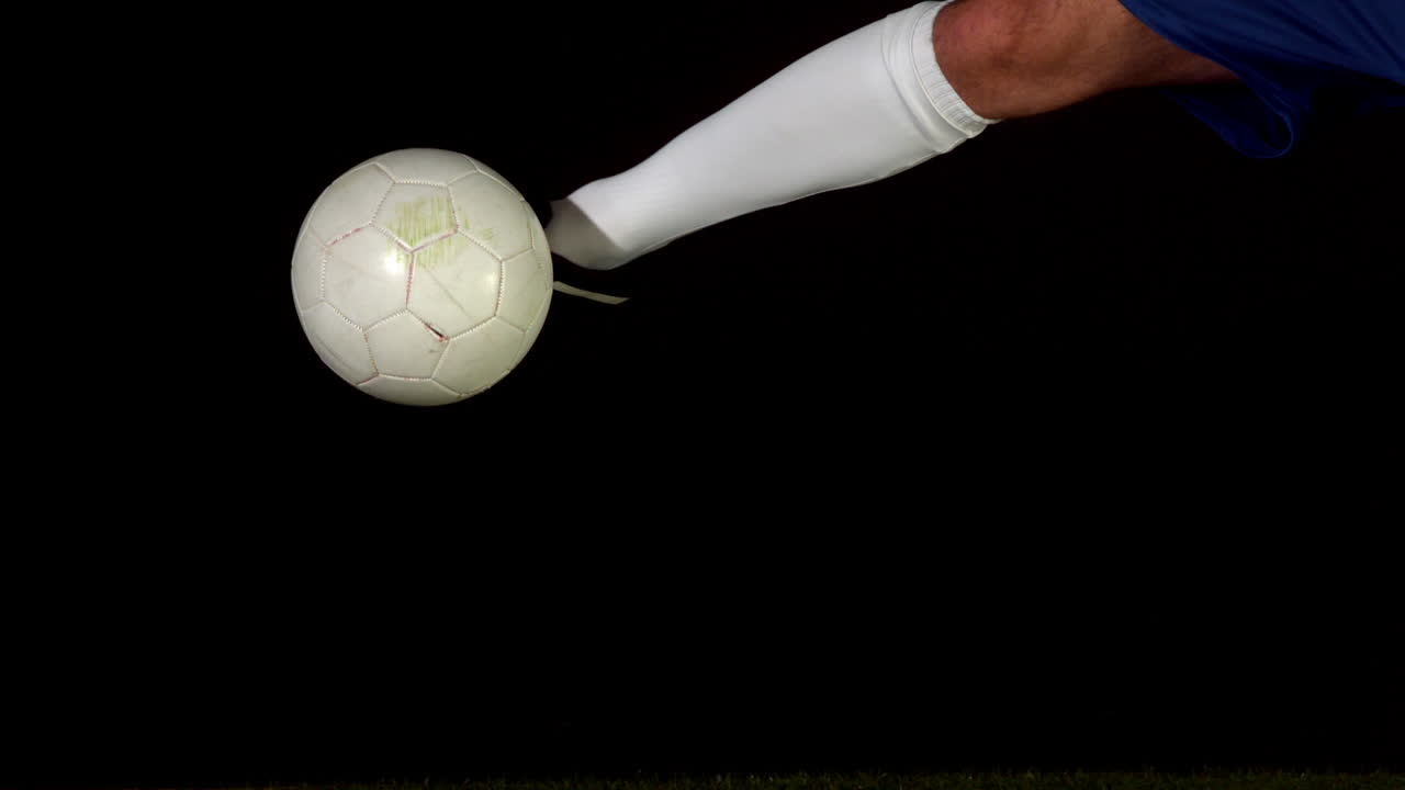 공을 차는 축구 선수