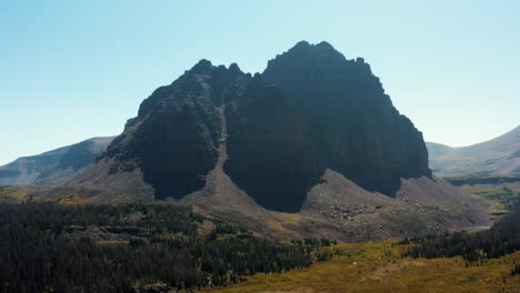 Impresionante-Paisaje-Aéreo-De-Drones-Naturaleza-Vista-De-Cerca-Del-Gran-Y-Hermoso-Lago-Del-Castillo-Rojo-Inferior-En-El-Bosque-Nacional-De-Uinta-Alto-Entre-Utah-Y-Wyoming-En-Un-Cálido-Día-Soleado-De-Verano