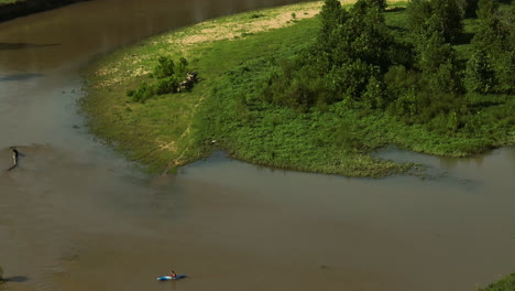 Illinois-River-Mit-Touristen,-Die-Ein-Boot-Oder-Kajak-Auf-Dem-Wasser-Rudern---Drohnenaufnahme