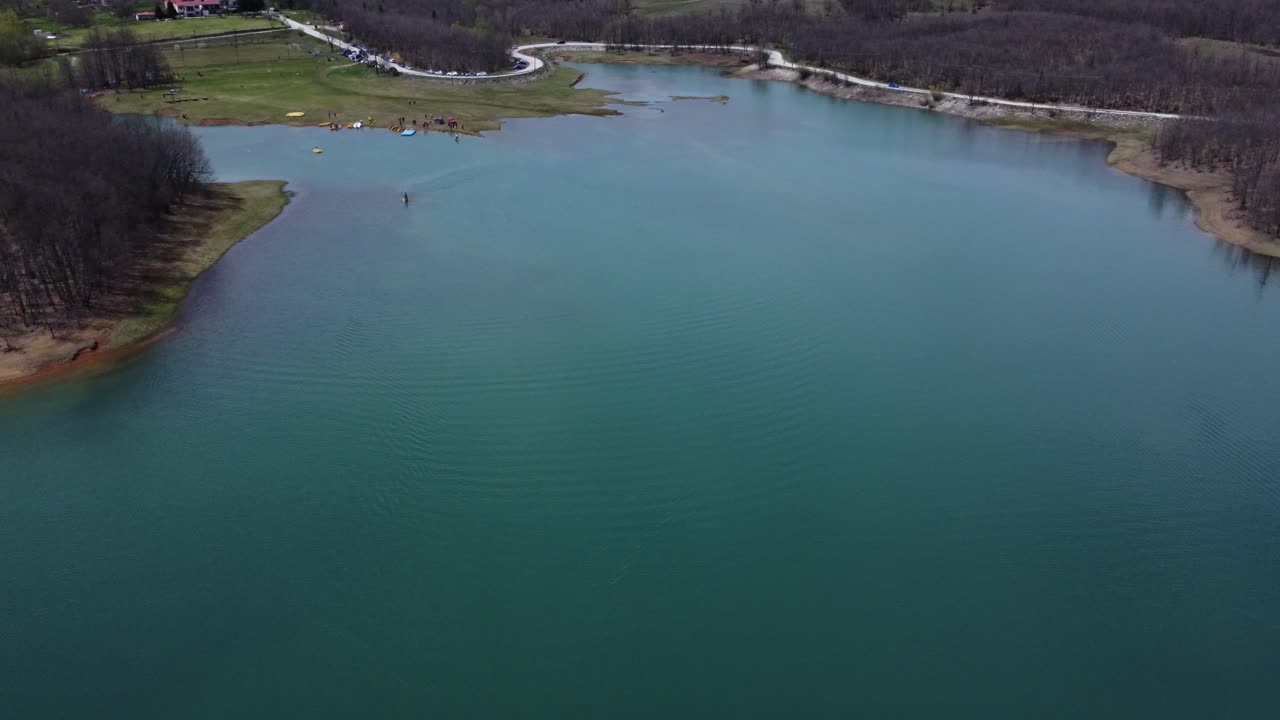 полет над озером с людьми, занимающимися водными видами спорта