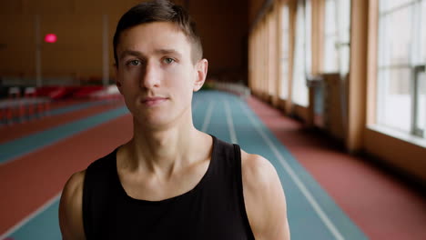 atletas en una pista de atletismo