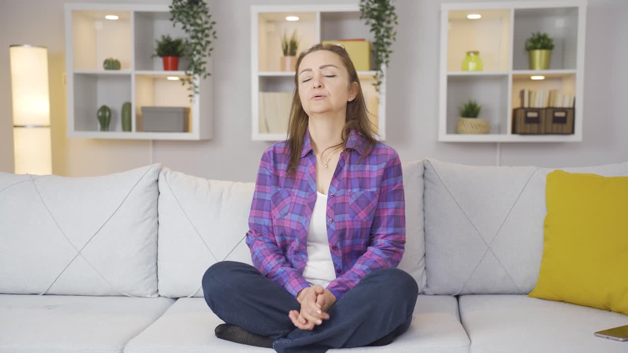 행복한 깊은 호흡 여성.