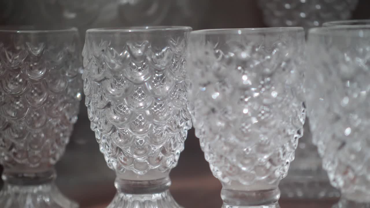 캐비닛 선반에 멋진 크리스탈 안경