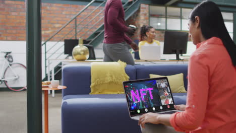 mujer de negocios biracial que usa una computadora portátil para videollamadas con diversos colegas de negocios