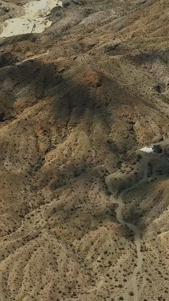 Vista aerea del terreno aspro e delle strade tortuose negli Stati Uniti