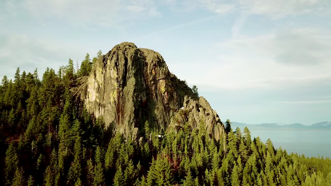 buena antena alrededor de las montañas de sierra nevada revela el lago tahoe en invierno
