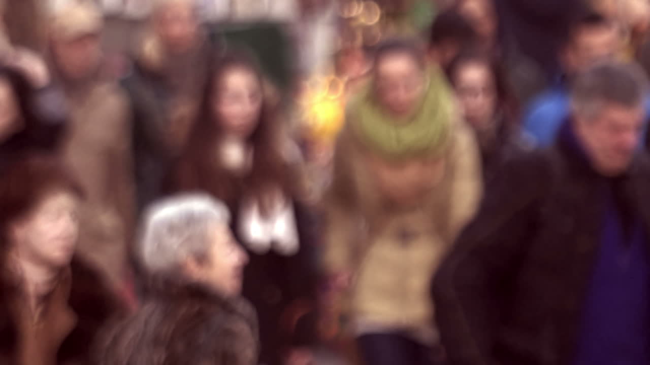 multitud de personas caminando por la ciudad