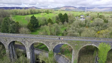 Ciclistas-Descansando-Y-Disfrutando-Del-Paisaje-En-Waterford-Greenway