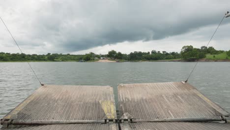 Barcaza-Viajera-Se-Acerca-A-Una-Isla-En-Un-Río-Tranquilo-Después-De-Un-Día-Nublado