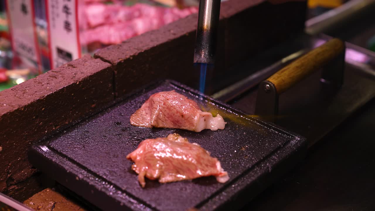 뜨거운, 걱거리는 그릴 팬에 스테이크를 요리