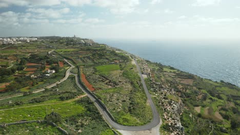 Antenne:-Dingli-Klippen-Mit-Einsamer-Hügelstraße-In-Der-Nähe-Des-Mittelmeers-An-Einem-Sonnigen-Tag-Im-Winter