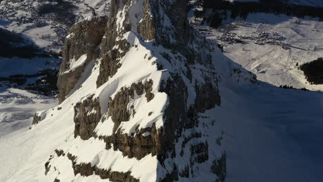 Vista-Aérea-Volando-A-Lo-Largo-De-Una-Cordillera-Rocosa-Y-Nevada-En-Los-Alpes-Franceses-Cerca-De-La-Clusaz-En-Invierno