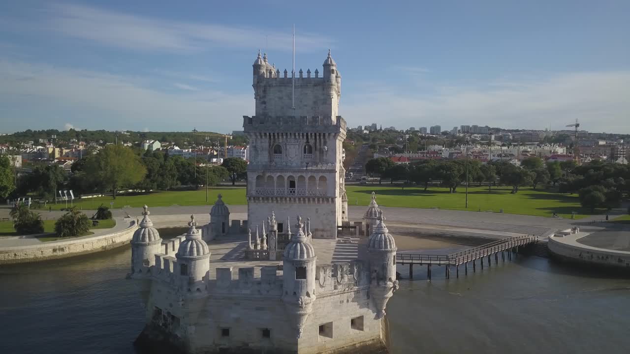 Široký letecký pohled na velkolepý východ slunce u Torre de Belem, Belémské věže, v Lisabonu v Portugalsku.