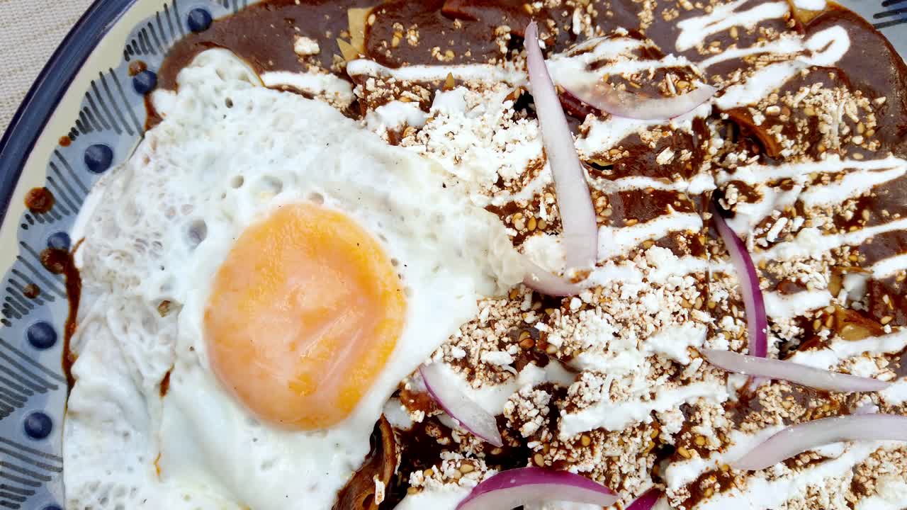 Perinteinen meksikolainen mole-annos kananmunalla, tarjoiltuna Cholula-festivaalin aikana.