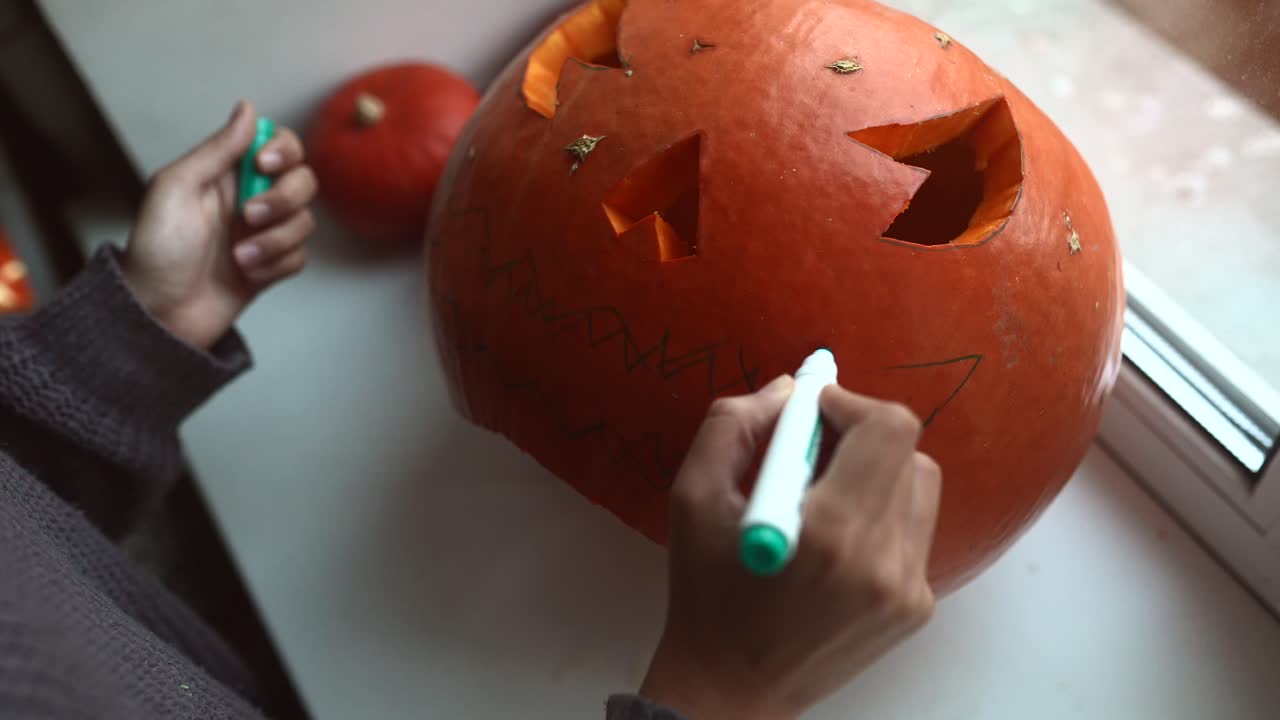 tallando una calabaza de halloween