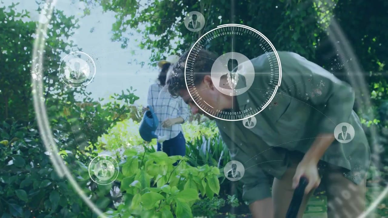 Uomo che scava con una pala mentre una donna tiene una lattina, con il movimento che invia sovrapposizioni HUD tecnologiche per i dati del giardino