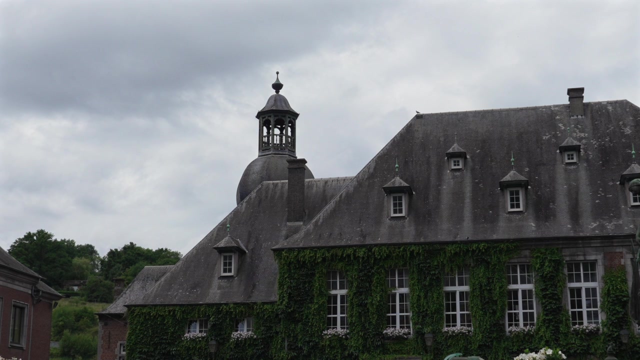 Esterno storico del Municipio di Dinant a Dinant, Belgio, giornata nuvolosa.