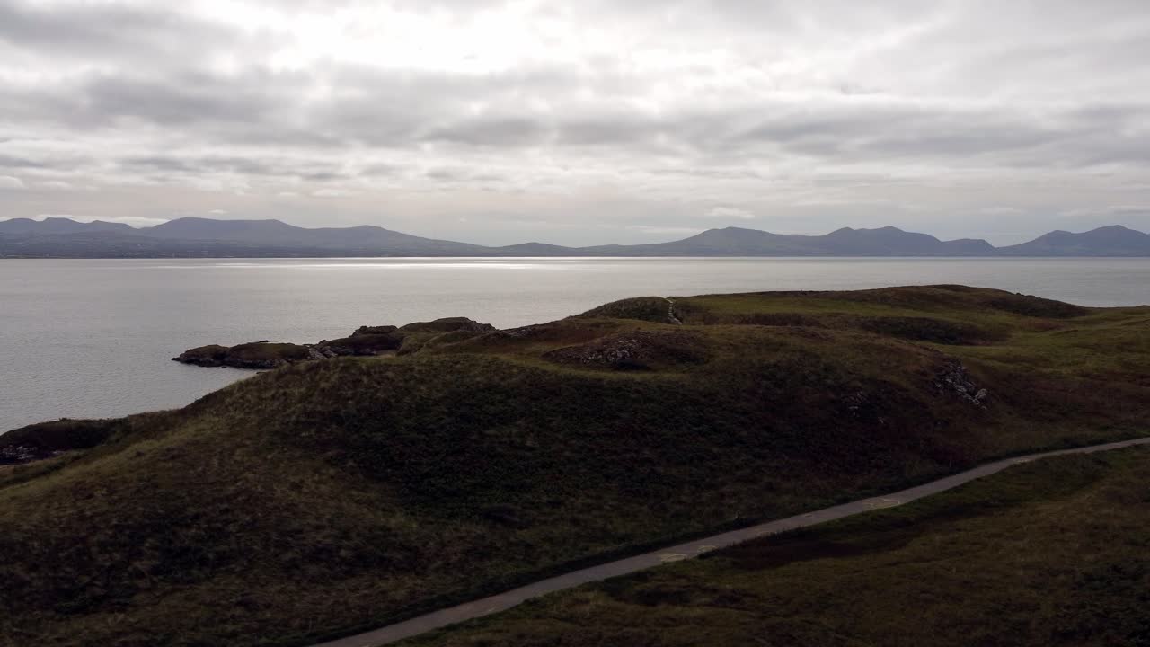 공중 보기 ynys llanddwyn 섬 앵글시 아일랜드 바다를 가로지르는 스노도니아 산맥이 있는 해안 산책로 돌리 왼쪽 샷