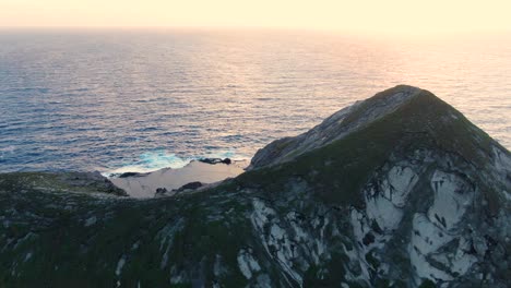 Paralaje-De-Drones-Alrededor-De-Una-Piscina-De-Marea-Clara-En-Una-Isla-Pacífica-Durante-El-Amanecer