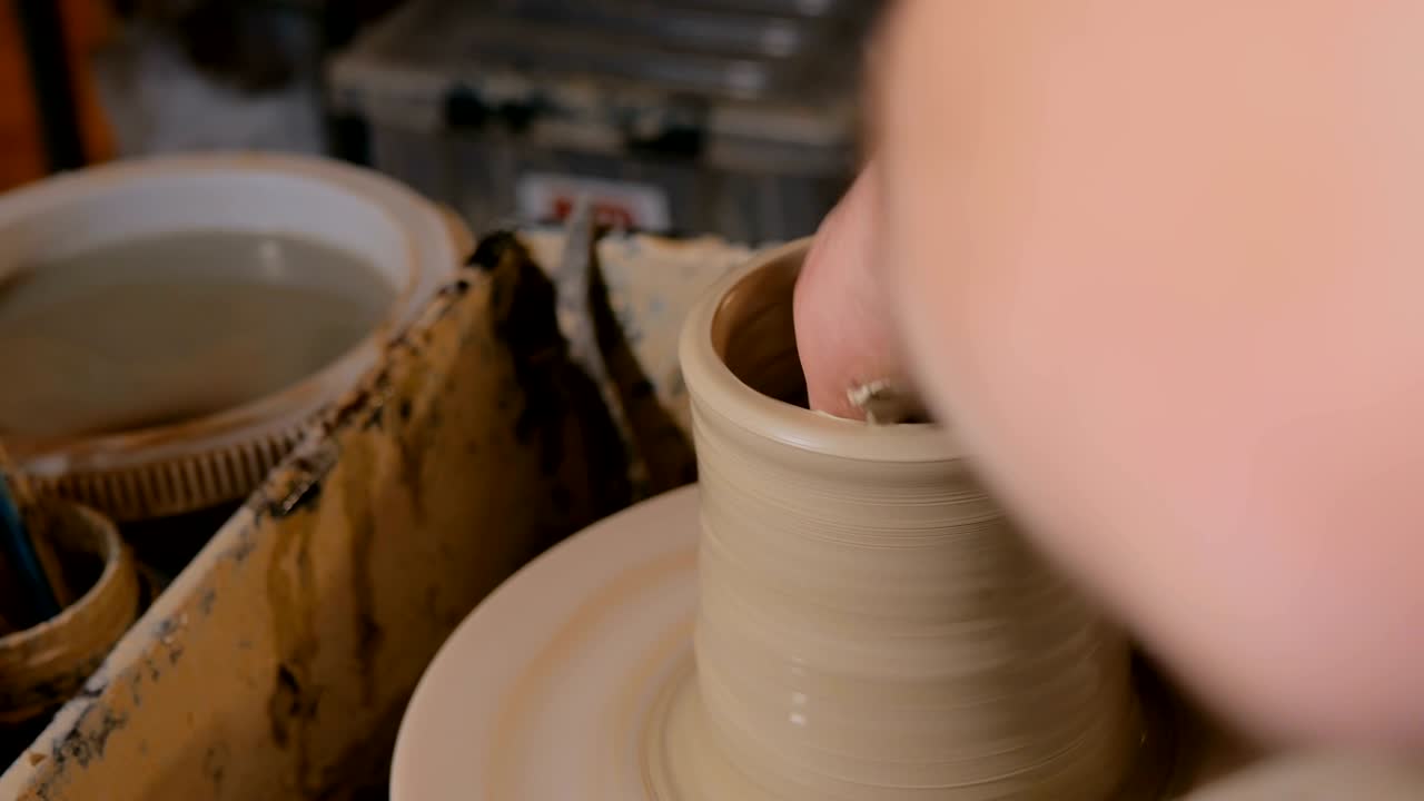 직업 도자기 도자기 작업실에서 도자기를 형성하는 전문 도자기