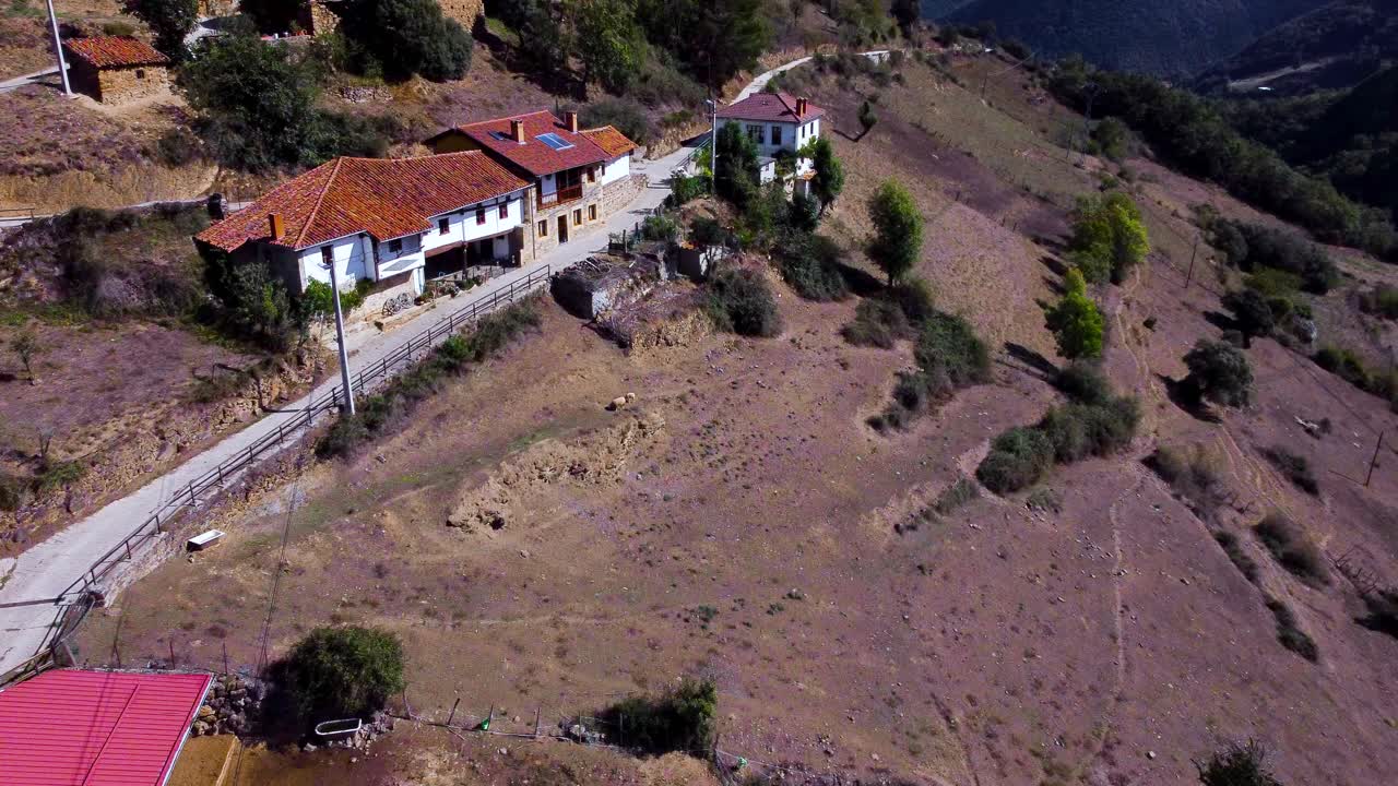 Case rurali pittoresche a Dobres, Spagna, su un soleggiato pendio