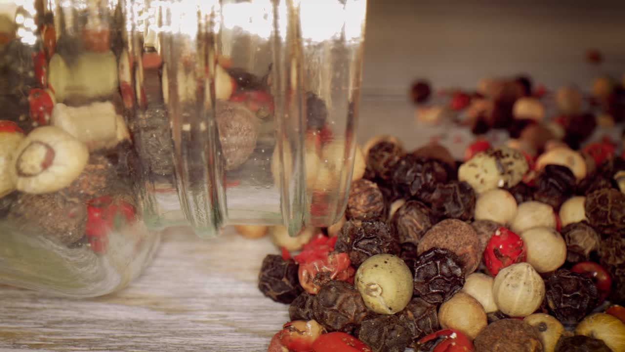 Macro primo piano di grani di pepe misti. Mix secco di grani di pepe in primo piano.