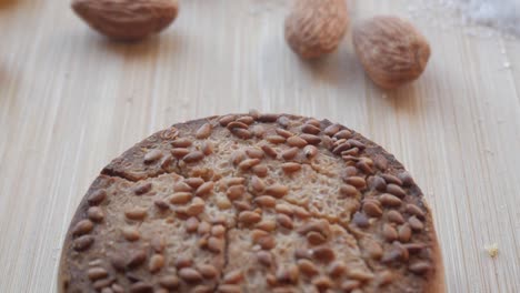 dulce tradicional español de navidad cubierto de semillas, colocado sobre un fondo de madera
