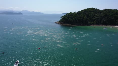 Vista-Aérea-De-Un-Encuentro-De-Natación,-En-La-Costa-De-Sunny,-San-Sebastián,-Brasil